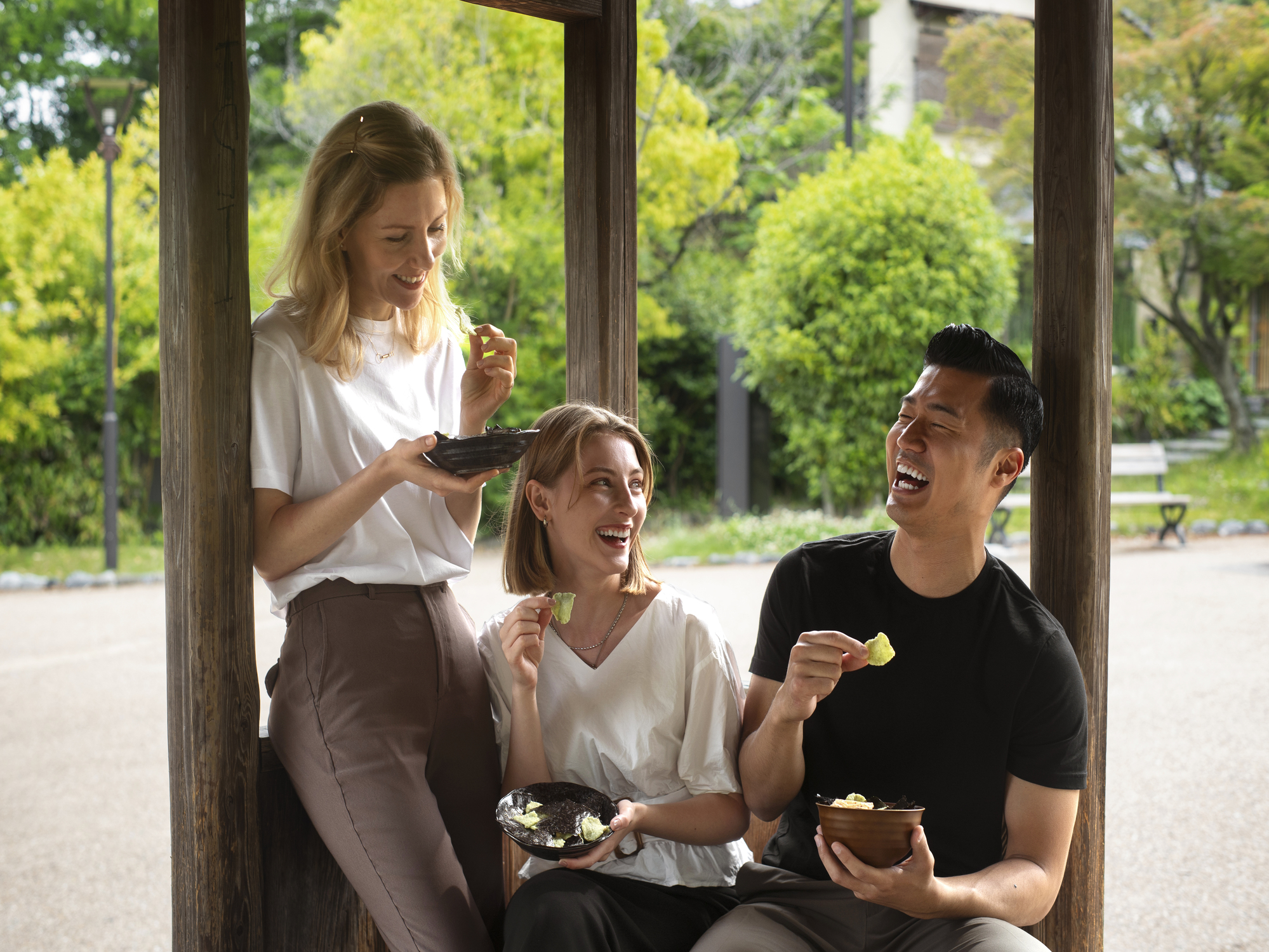 people-eating-seaweed-snacks (1)